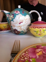 i wanted to steal this tea pot! I am in love!